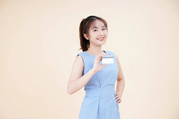Portrét Asijské Mladé Krásné Veselá Žena Pomocí Kreditní Karty Platit — Stock fotografie