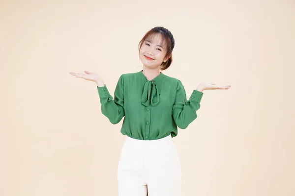 Asiatische Junge Schöne Frau Mit Handbewegung Zeigen Den Ausdruck Von — Stockfoto