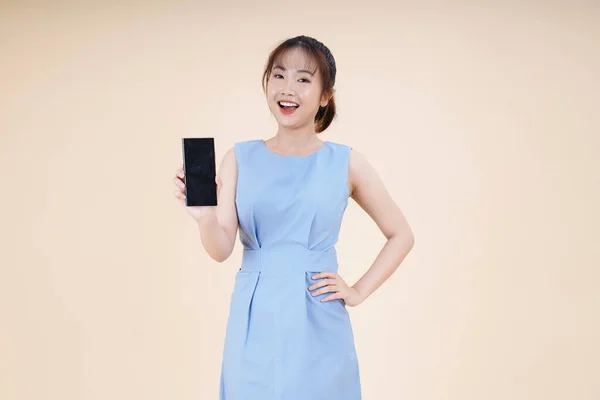 Asyalı Güzel Neşeli Bir Kadının Portresi Akıllı Telefon Kullanıyor Arka — Stok fotoğraf