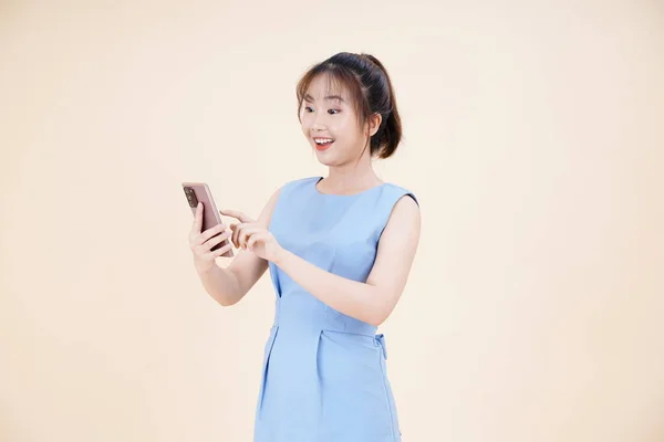 アジアの若い美しいと陽気な女性の肖像 スマートフォンを使用して 背景に隔離された — ストック写真