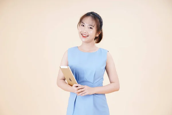 Asyalı Güzel Neşeli Bir Kadının Portresi Akıllı Telefon Kullanıyor Arka — Stok fotoğraf