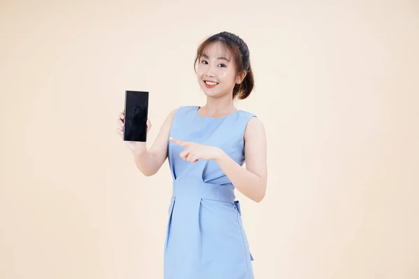 Retrato Asiático Jovem Mulher Bonita Alegre Usando Telefone Inteligente Isolado — Fotografia de Stock