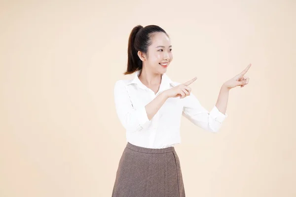 亚洲年轻貌美 性格开朗的女子的画像 手指尖 背景孤立 — 图库照片