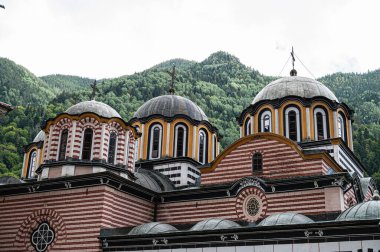 Manastır Hıristiyan kilisesi yeşil ağaçlar örüyor.