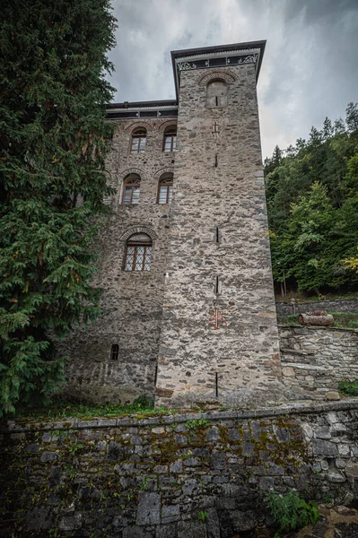 Castelo mosteiro parede janelas ponte verde — Fotografia de Stock