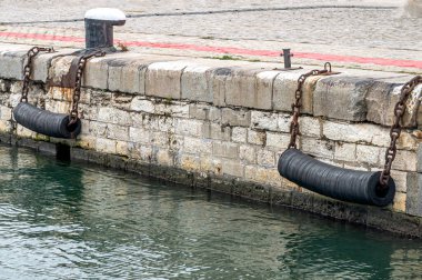 Limandaki gemilerde çamurluklar var. Yüksek kalite fotoğraf
