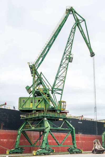 移动港绿色起重机用于散装装卸 高质量的照片 — 图库照片