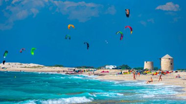 Lefkada küçük deniz kıyısında uçurtma sörfü yapıyor