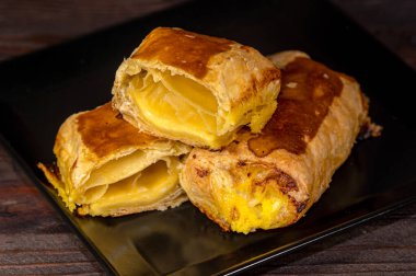Yumurtalı peynirli yoğurtlu tereyağlı börek.