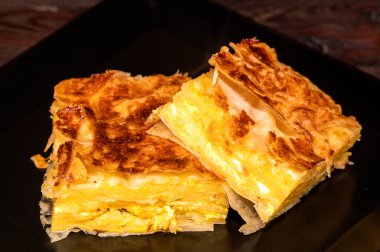 Ev yapımı peynirli turta ve yoğurt beyaz peynir.