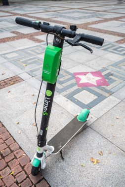 Şehir meydanında sisli bir günde elektrikli scooter Lime S