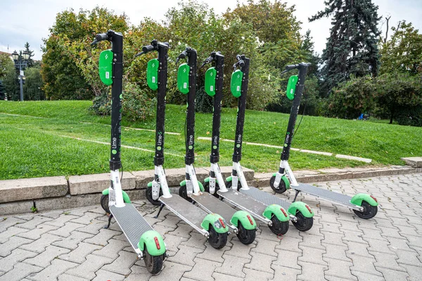 Scooters électriques Lime S sur une journée brumeuse place de la ville — Photo