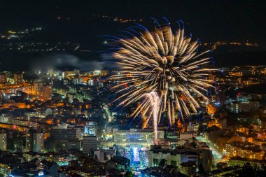 Şehrin üstünde havai fişekler Kış gecelerinde beyazlar