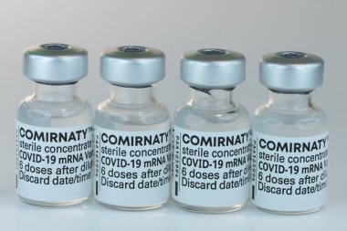 Comirnaty BioNTech Pfizer Covid-19 şişe beyaz arka plan