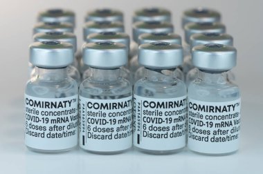 Comirnaty BioNTech Pfizer şişeleri Covid-19 beyaz arkaplan