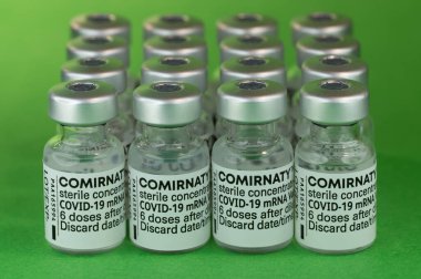 Comirnaty BioNTech Pfizer şişeleri Covid-19 beyaz arkaplan