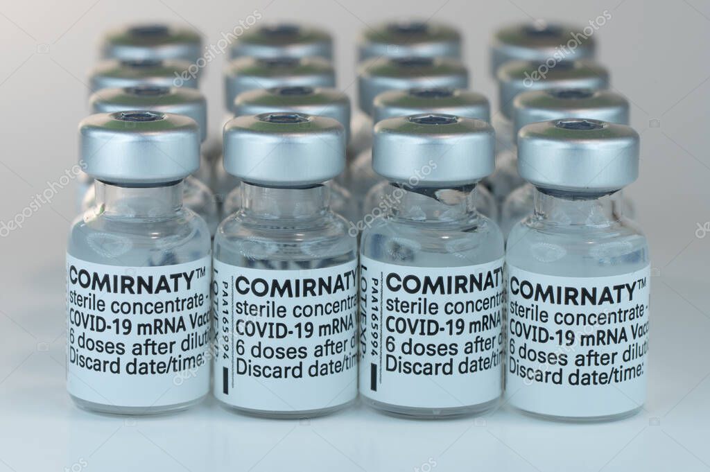 Botellas Comirnaty BioNTech Pfizer Covid19 fondo blanco 2024