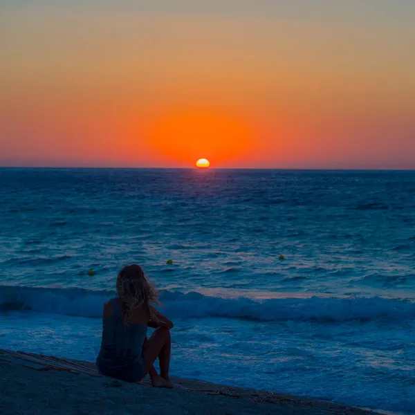 Lefkada Grécia pôr do sol observado por mulher silhueta em pé nas águas — Fotografia de Stock
