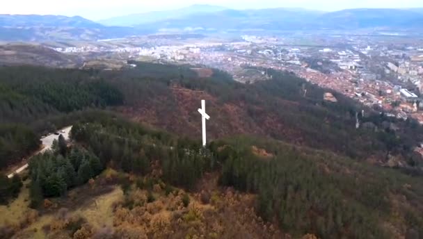 ブラゴエヴグラードの丘の上でキリスト教の十字架 — ストック動画