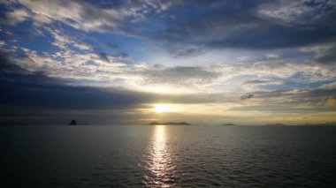 günbatımı üzerinde deniz döngü