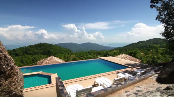 Piscina de luxo nas montanhas — Vídeo de Stock