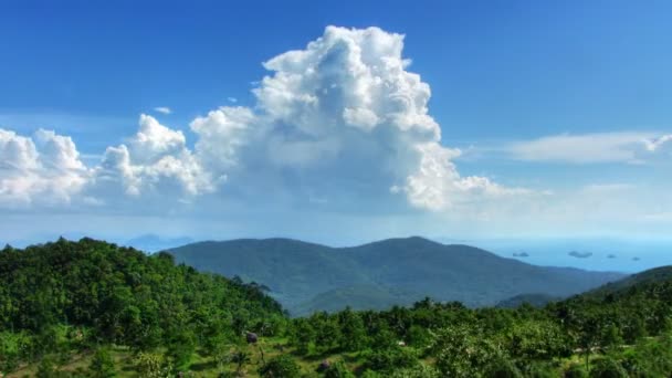 Berglandschaft und Wolken im Zeitraffer — Stockvideo