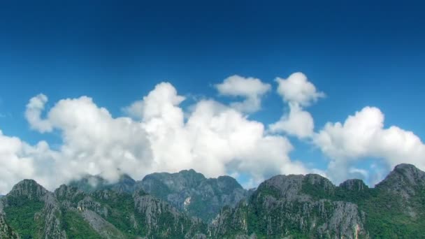 Wolken boven de bergen time-lapse — Stockvideo