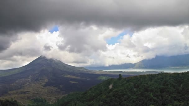 Volcán y lago lapso de tiempo — Vídeos de Stock