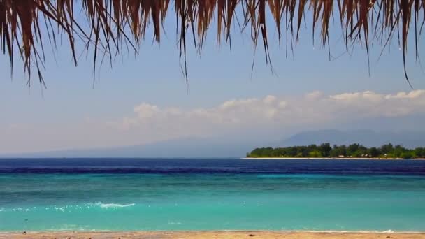 Ilha em turquesa laço do mar — Vídeo de Stock