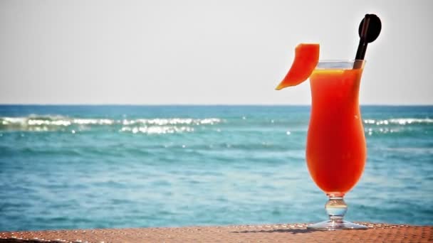 Фруктовый коктейль на пляже — стоковое видео