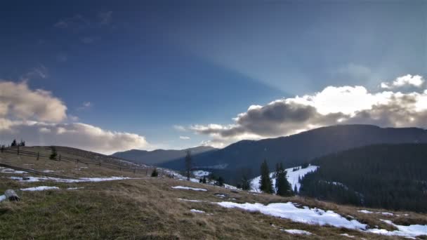 Sol sobre montañas lapso de tiempo — Vídeos de Stock