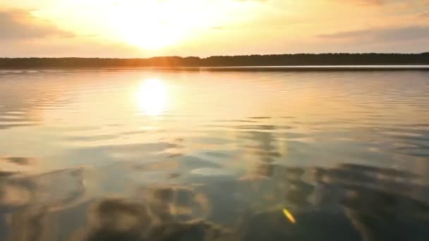 穏やかな湖に沈む夕日 — ストック動画
