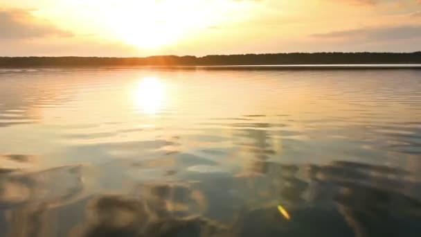 Zachód słońca nad spokojnym jeziorem — Wideo stockowe