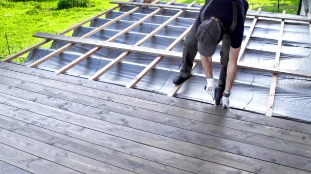 Fixation d'une planche de terrasse en bois Vidéo De Stock Libre De Droits