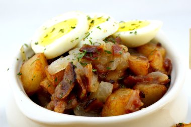 Alman patates salatası yumurta