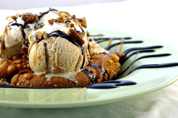 Pretzel with Ice Cream — Stock Photo, Image
