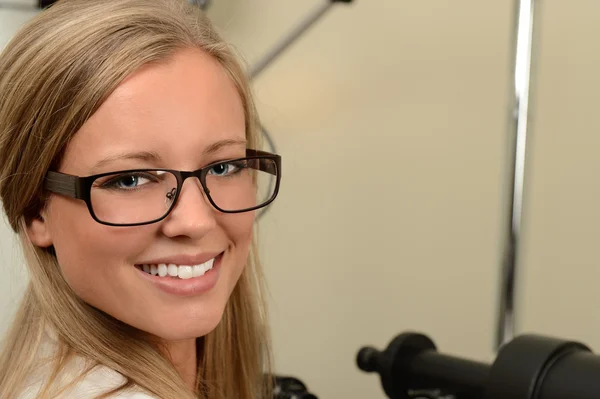 Feminino Optician Sorrindo — Fotografia de Stock