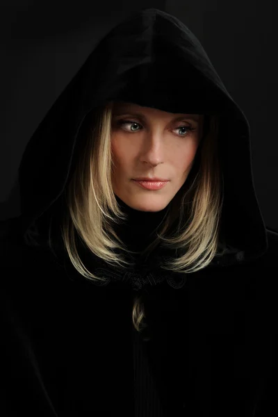 Porträtt av hooded kvinna — Stockfoto