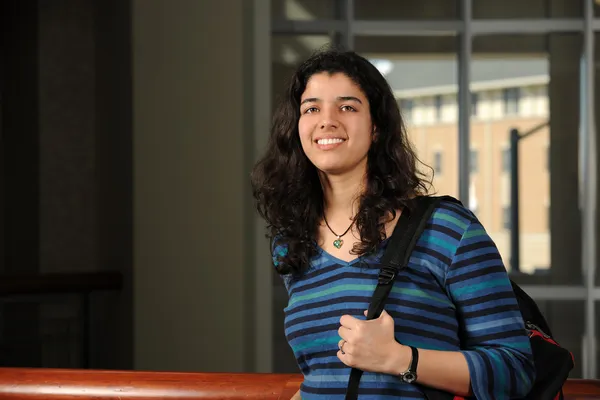 Retrato de estudante indiano sorrindo — Fotografia de Stock