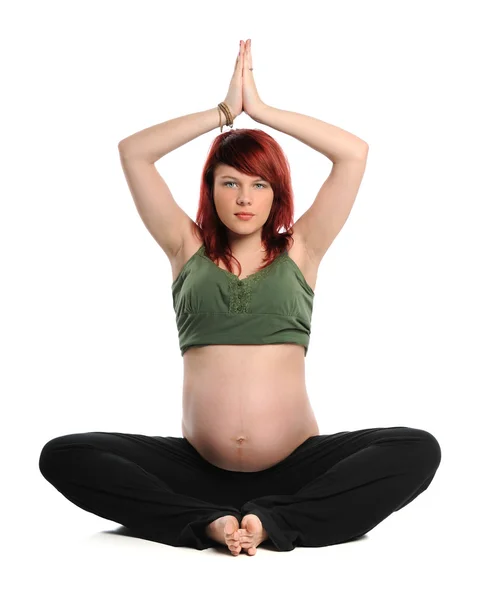 Donna incinta che pratica yoga — Foto Stock