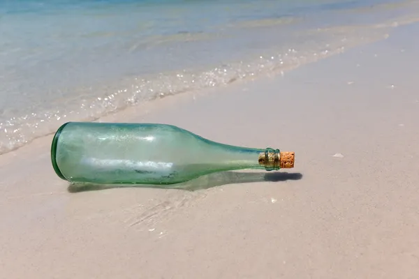 Boodschap in een fles op de wal — Stockfoto