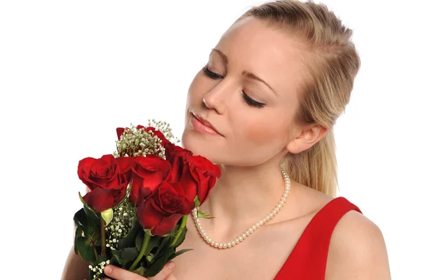 Frau mit Strauß roter Rosen — Stockfoto