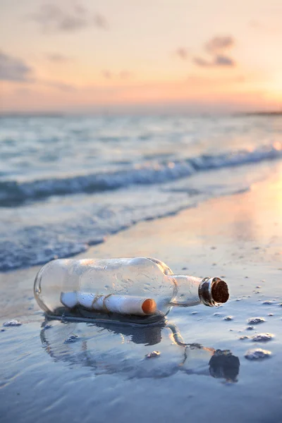 Messaggio in bottiglia al tramonto — Foto Stock