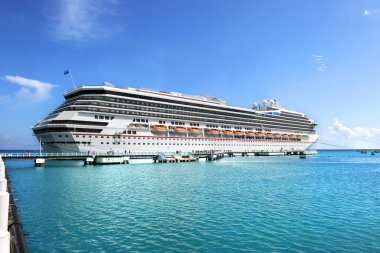 cruise gemi Limanda demirli