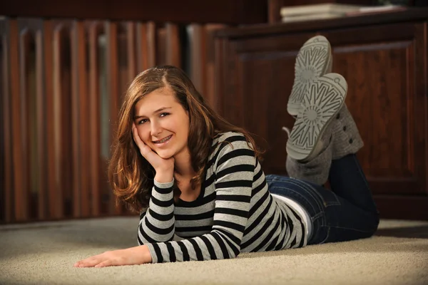 Tizenéves lány padló fektetése — Stock Fotó