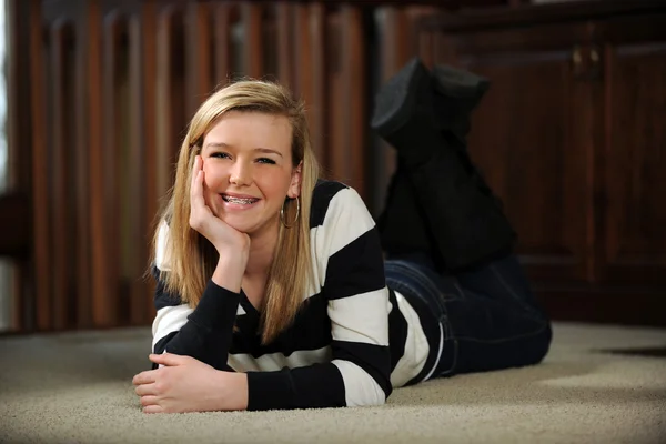 Portrait of Teen Girl Smiling — Stock Photo, Image