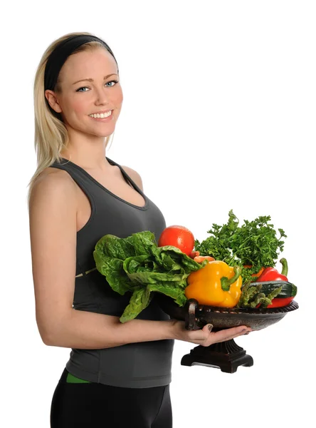Jeune femme tenant bol avec des combinaisons et des légumes — Photo