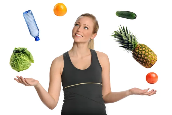 Mulher malabarismo frutas legumes e água — Fotografia de Stock