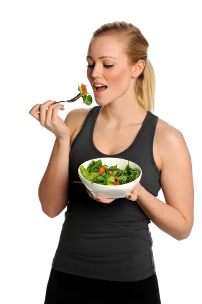 Mujer joven comiendo ensalada — Foto de Stock