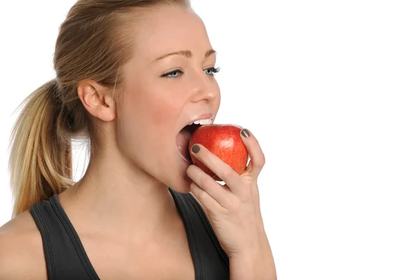 Mujer joven comiendo manzana roja — Foto de Stock